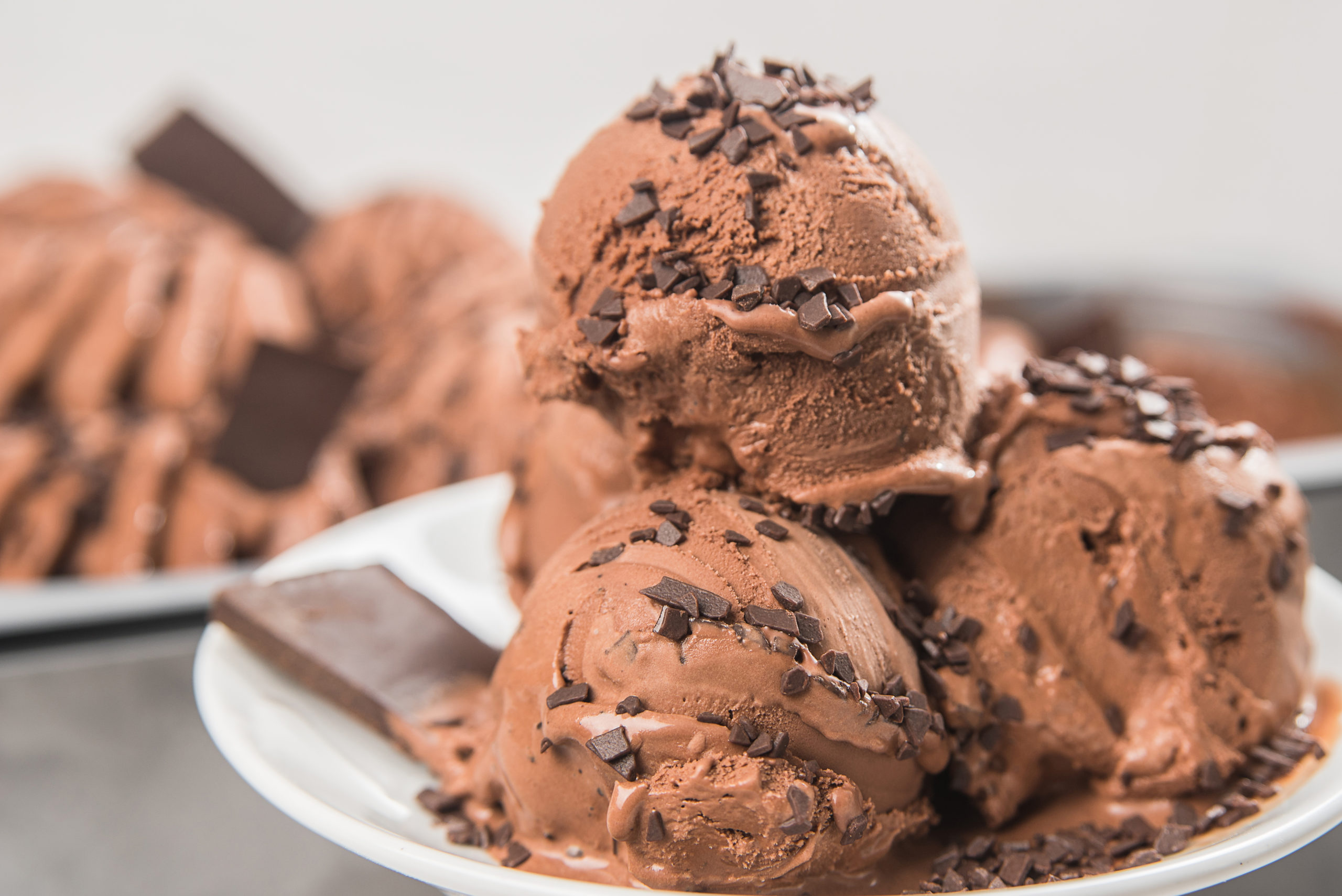 Choco ice. Мороженое пломбир шоколадный. Шоколадное мороженое. Красивое мороженое. Шоколадное мороженой с шоколадной крошкой.
